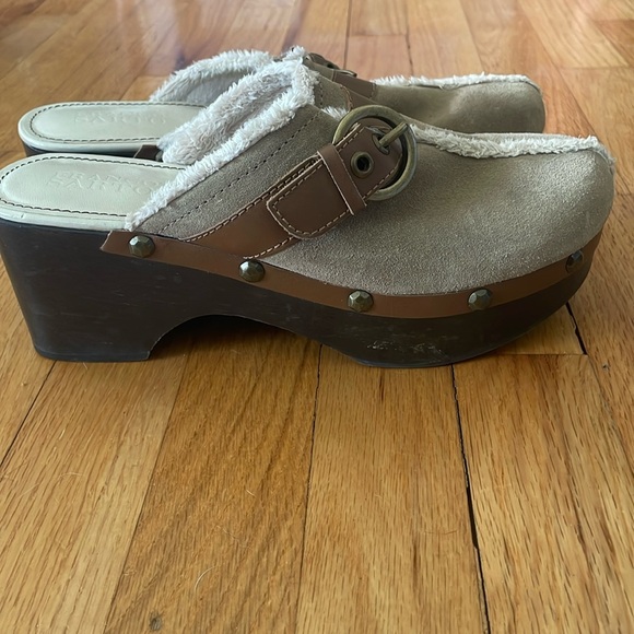 EUC Franco Sarto Woman’s Size 8.5 Medium Tan Suede Clogs W/Buckle Design - Picture 2 of 8